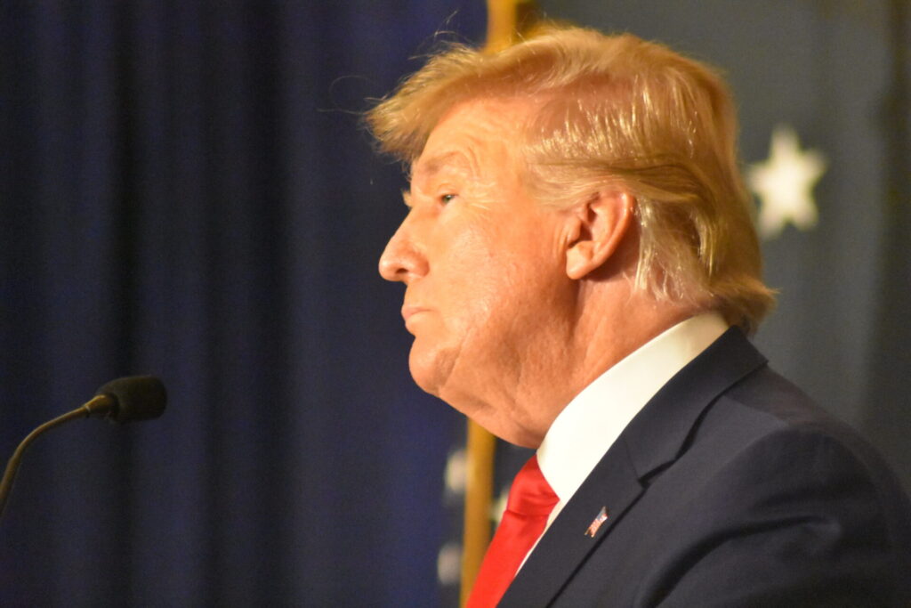 (NEW) Former US President Donald Trump delivers remarks in Washington, D.C. July 26, 2022, Washington, D.C., USA: Former President of the United States Donald J. Trump delivers remarks at the America First Agenda Summit hosted by America First Policy Institute in Washington, D.C. on July 26, 2022. Biden's DOJ is reportedly opening an investigation into Trump. Credit: Kyle Mazza/TheNews2 (Foto: Kyle Mazza/TheNews2/Deposit Photos)