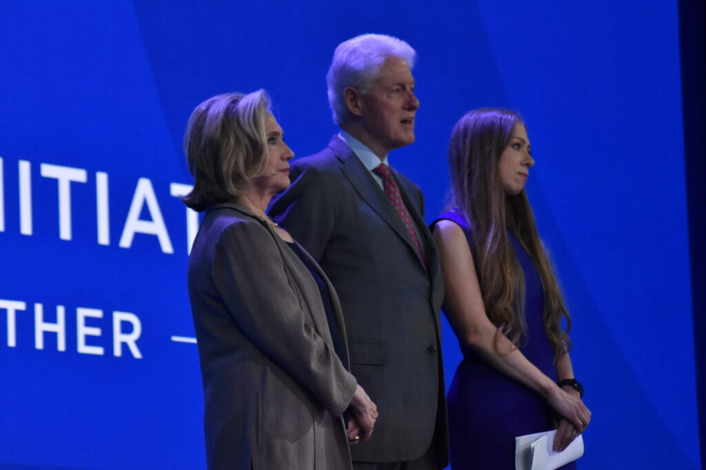 (NEW) Hillary Clinton during theClinton Global Initiative 2022 in Nova York. September 19, 2022, New York, USA: Former President of the United States Bill Clinton, Former United States Secretary of State Hillary Clinton and Chelsea Clinton address the Clinton Global Initiative 2022 Meeting and comment about world affairs and culture, in New York, on Monday (19). Credit: Kyle Mazza/Thenews2 (Foto: Kyle Mazza/TheNews2/Deposit Photos) (NEW) Hillary Clinton during theClinton Global Initiative 2022 in Nova York. September 19, 2022, New York, USA: Former President of the United States Bill Clinton, Former United States Secretary of State Hillary Clinton and Chelsea Clinton address the Clinton Global Initiative 2022 Meeting and comment about world affairs and culture, in New York, on Monday (19). Credit: Kyle Mazza/Thenews2 (Foto: Kyle Mazza/TheNews2/Deposit Photos)